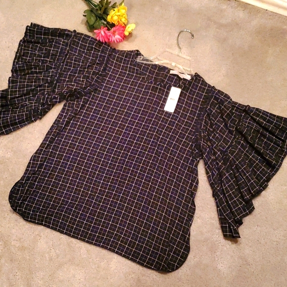LOFT Tops - Fit and Flare Wide Sleeve Dramatic Top!